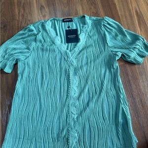 Just Fashion Now: Textured V-Neck Blouse in Green (sage)